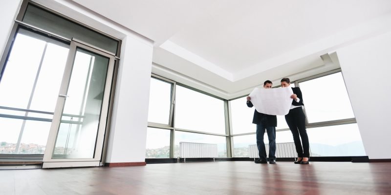 Young,Architect,Group,In,Big,Bright,Modern,New,Apartment,Looking progettazione ufficio su misura